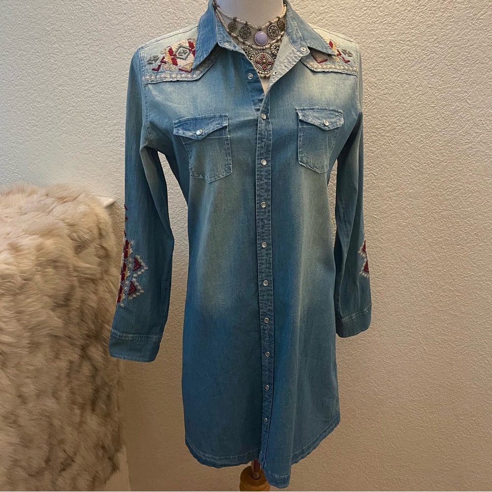 Johnny Was Denim Blue Embroidered Shirtdress with Pearl Snap Closure - Sz S - Picture 2 of 9
